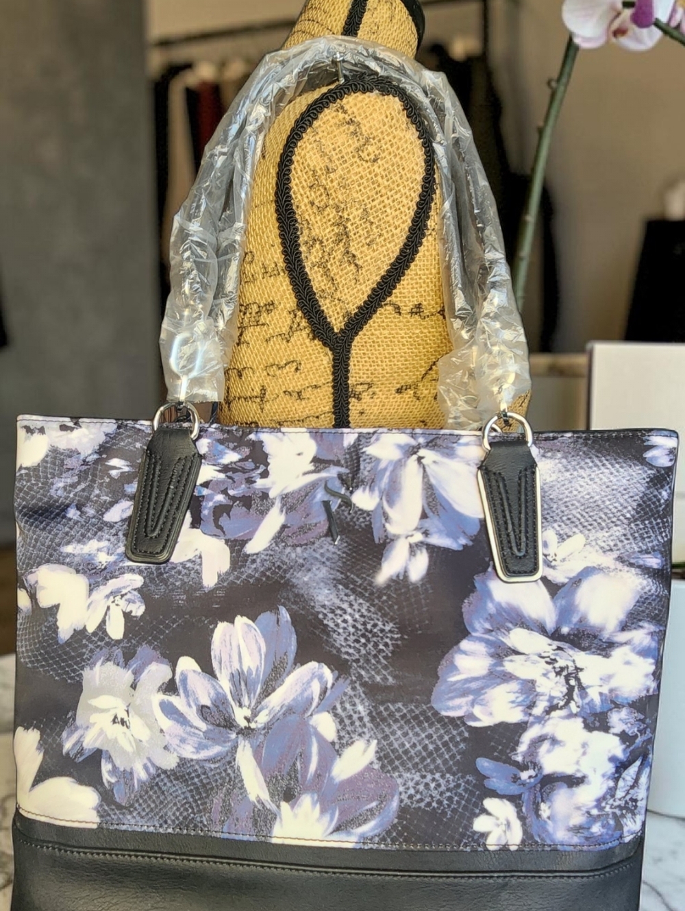 Simply Vera Floral Medium To Large Tote In Blue & Black NWT - Picture 8 of 11